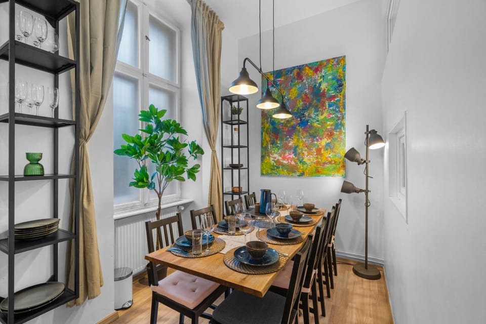 Food and drinks, Decorative detail, Seating area, Dining area, Food