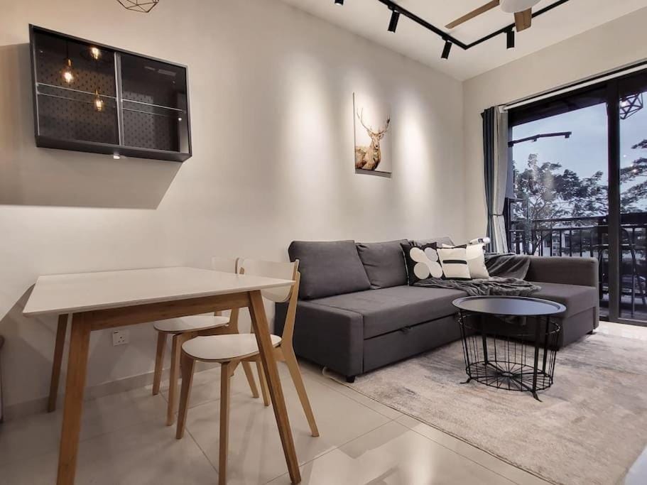 Luxury Private Cinema Experience - Free parking Apartment in Johor Bahru