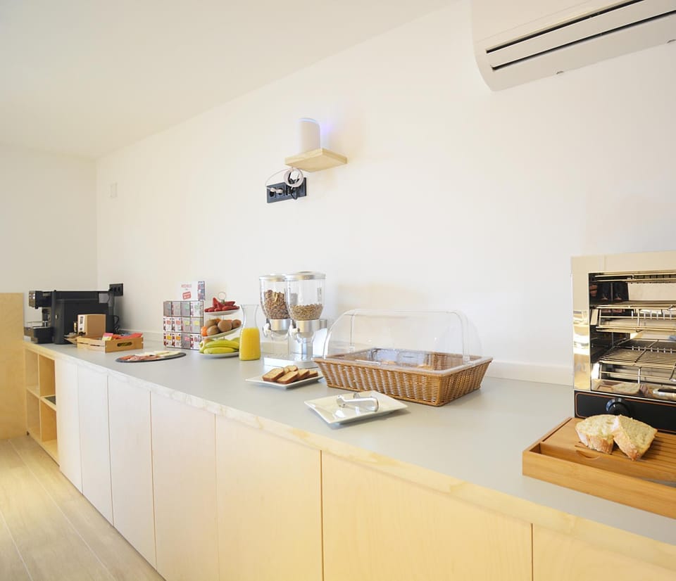 Kitchen or kitchenette, Buffet breakfast