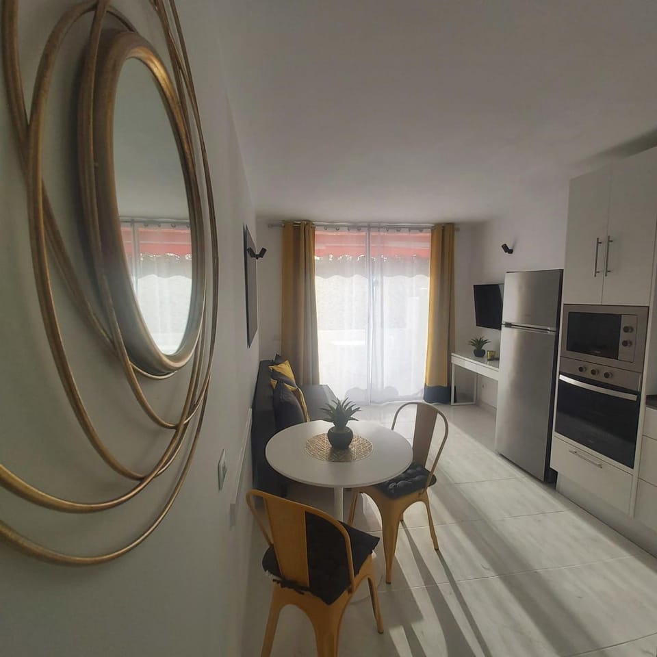 Kitchen or kitchenette, Dining area, minibar, pet friendly