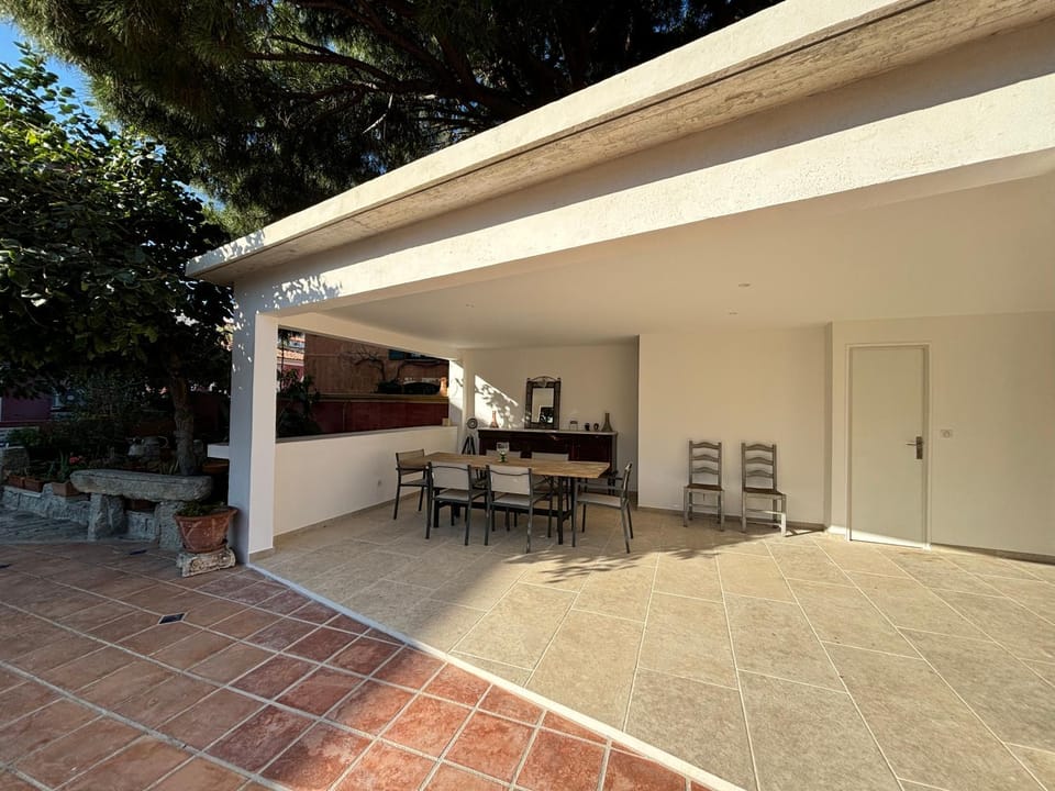 Property building, Patio, Day, Balcony/Terrace, Dining area