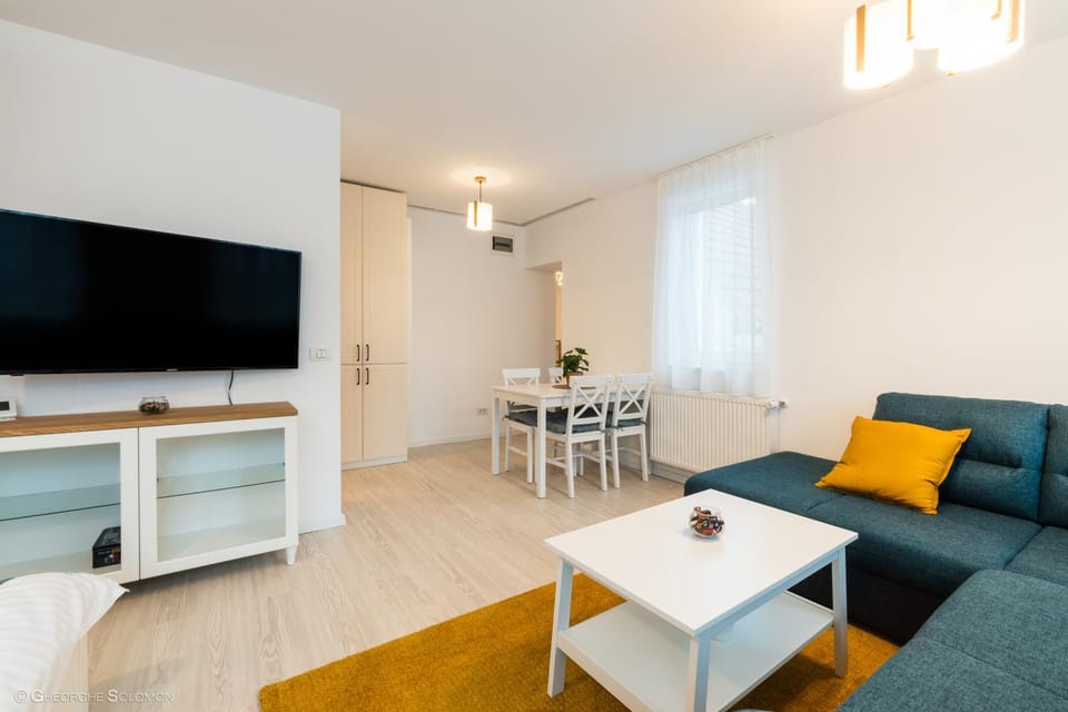 Communal lounge/ TV room, TV and multimedia, Living room, Photo of the whole room, Seating area, Dining area