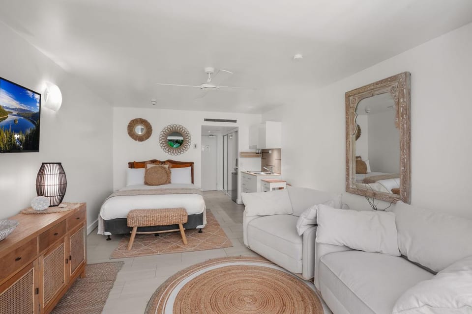 TV and multimedia, Kitchen or kitchenette, Living room, Bedroom
