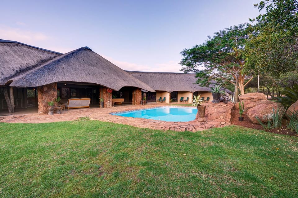 Property building, Garden, Garden view, Pool view, Swimming pool