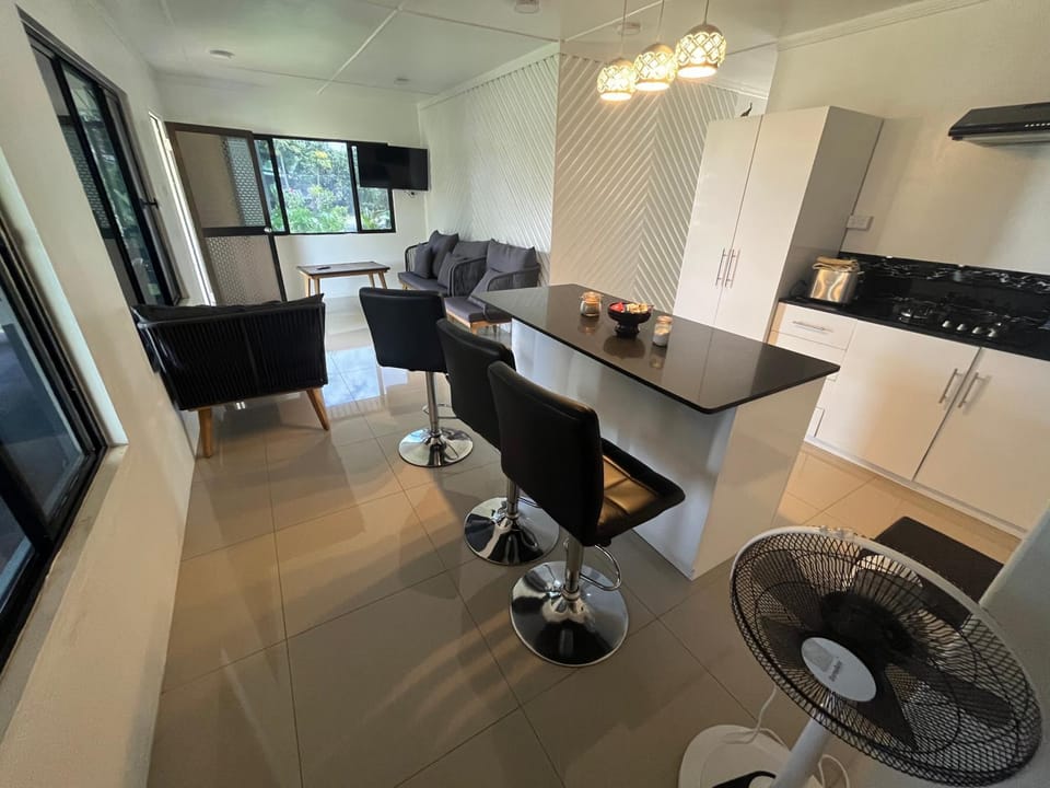 TV and multimedia, Kitchen or kitchenette, Living room, Seating area, Dining area, stove