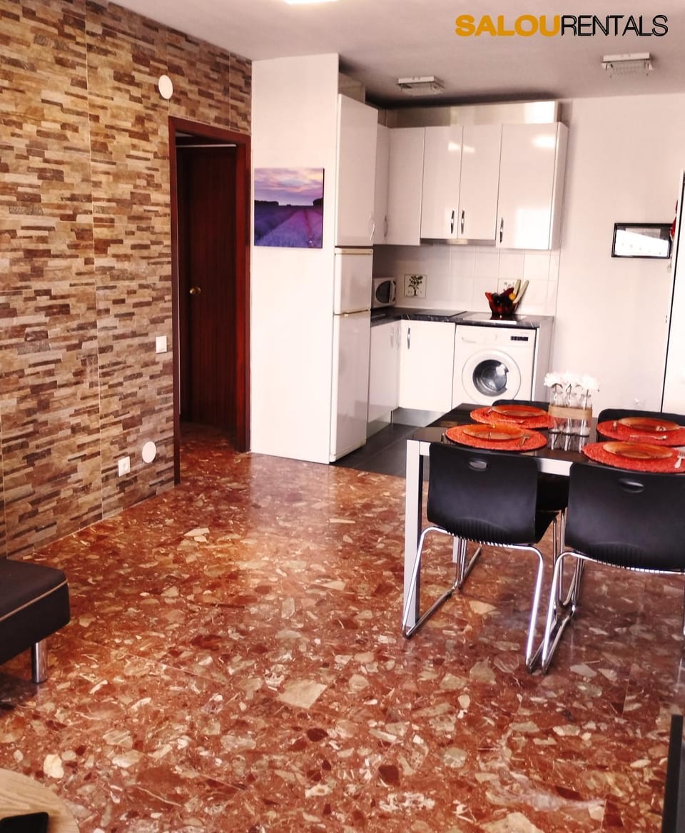 Kitchen or kitchenette, Dining area, minibar