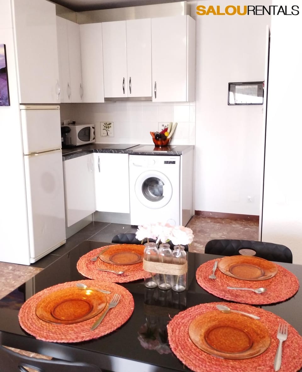 Kitchen or kitchenette, Dining area, minibar