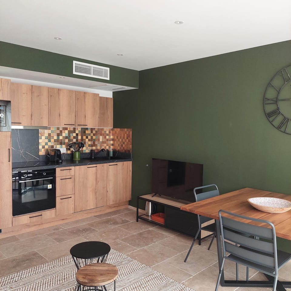 Living room, Seating area, Dining area, minibar, pet friendly, stove