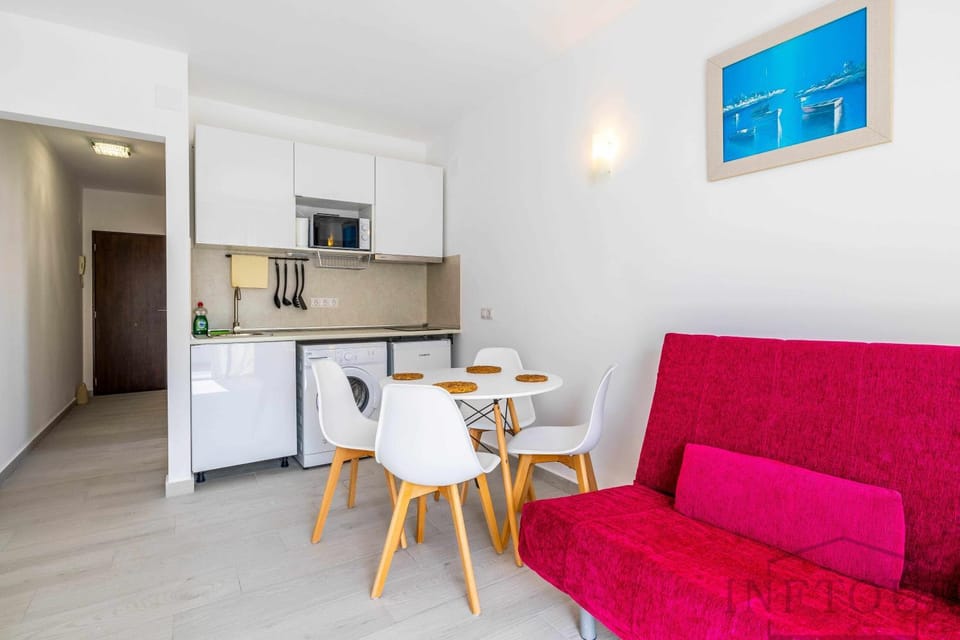 Kitchen or kitchenette, Living room, Seating area, Dining area, stove
