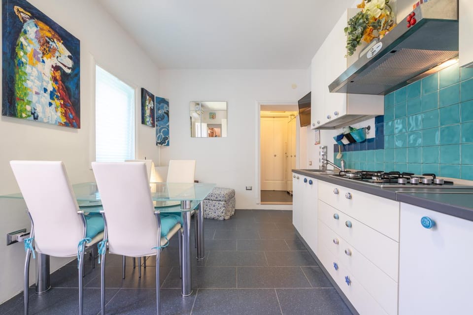 Property building, Kitchen or kitchenette, Living room