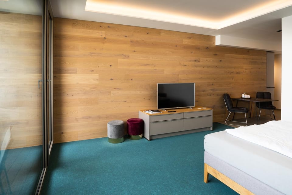 Bed, TV and multimedia, Photo of the whole room, Evening entertainment, Bedroom