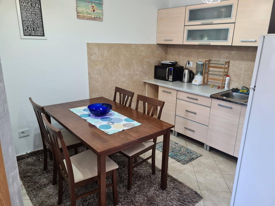 Kitchen or kitchenette, Dining area, minibar, stove, toaster