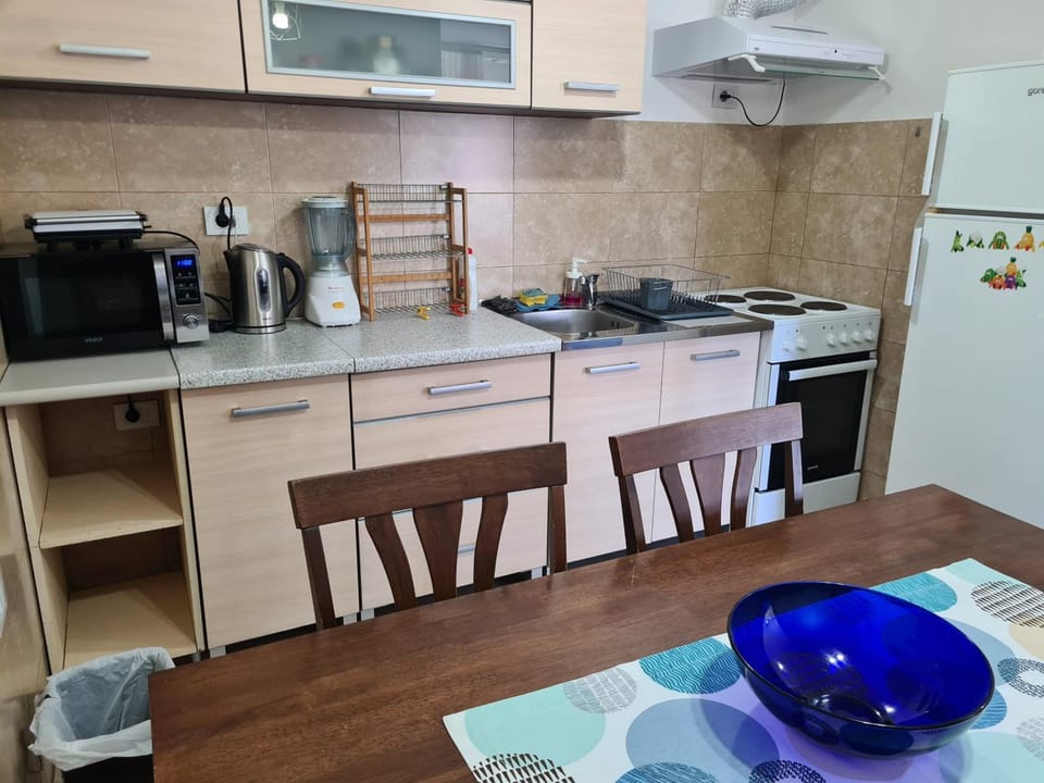 Kitchen or kitchenette, Dining area, minibar, stove, toaster