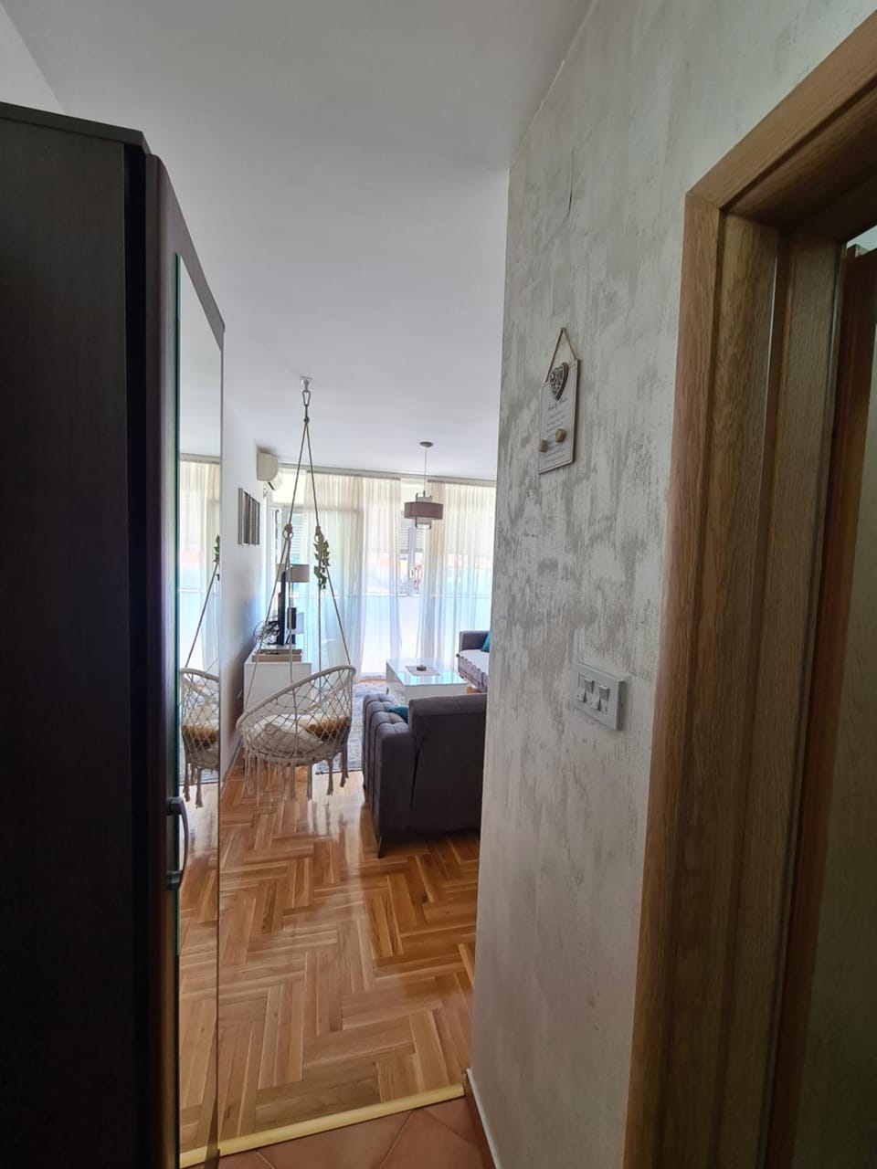 Photo of the whole room, Seating area