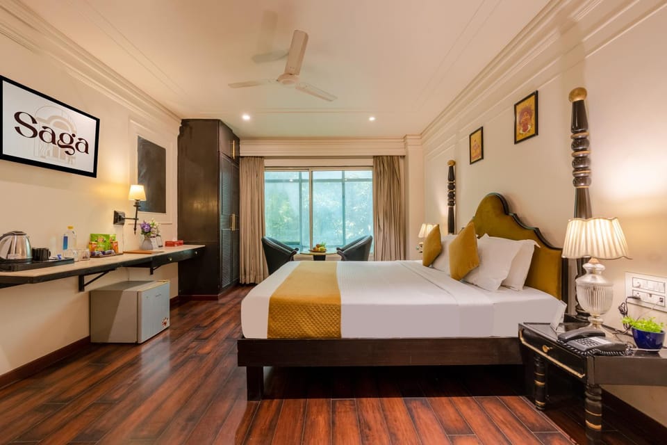 Bed, TV and multimedia, Coffee/tea facilities, Photo of the whole room, Decorative detail, Bedroom, City view, minibar, towels, wardrobe