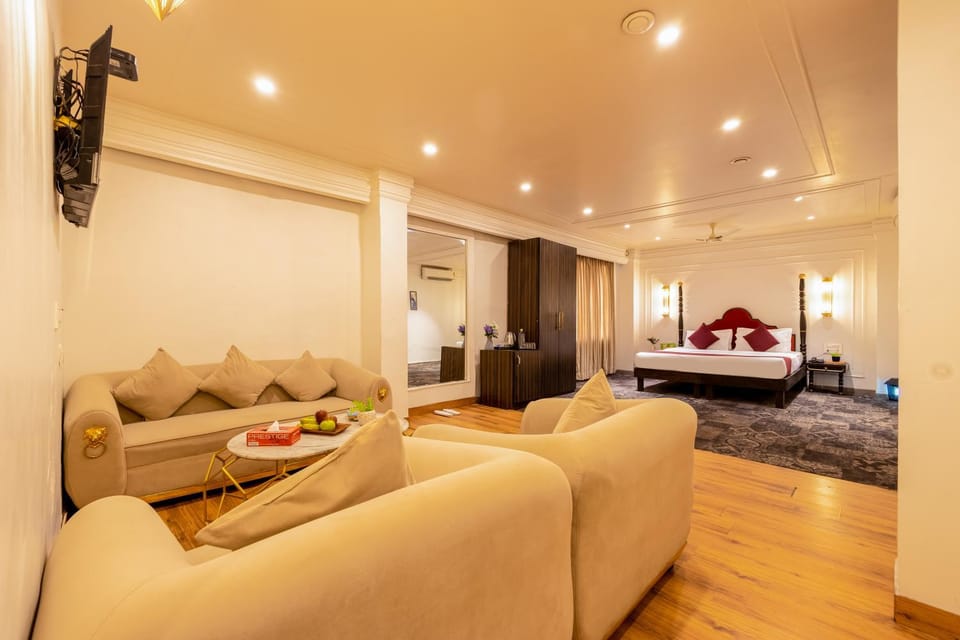 Bed, TV and multimedia, Coffee/tea facilities, Photo of the whole room, Seating area, Bedroom, wardrobe, air conditioner