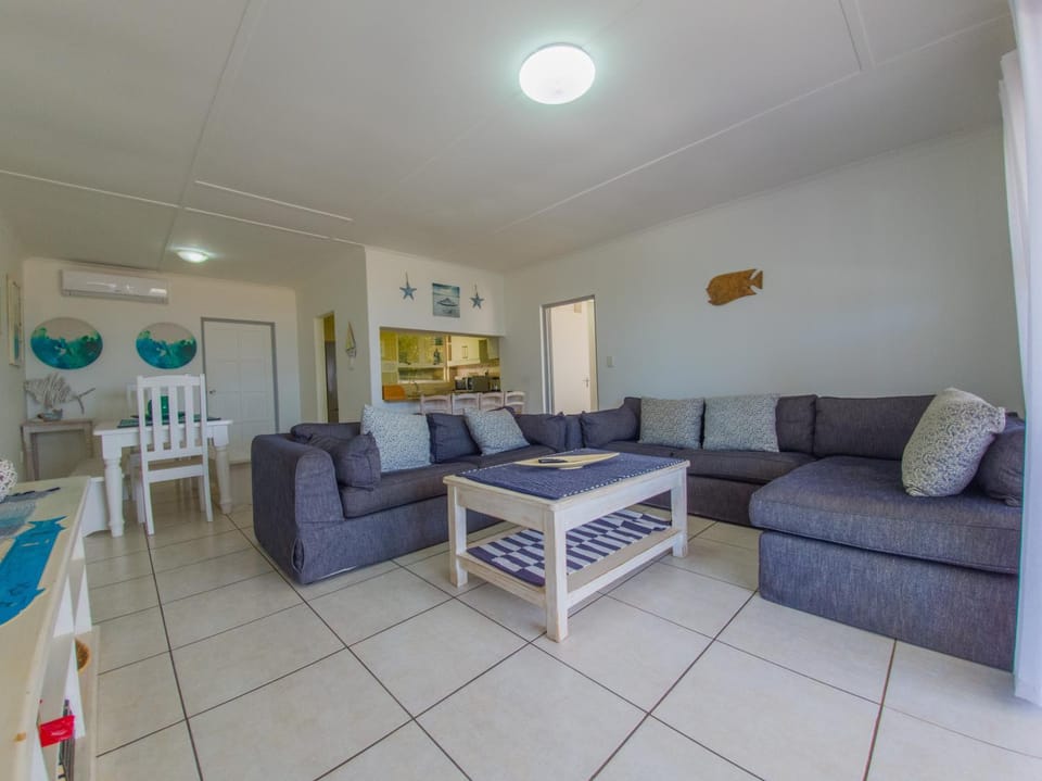 Kitchen or kitchenette, Living room, Seating area, Dining area, air conditioner