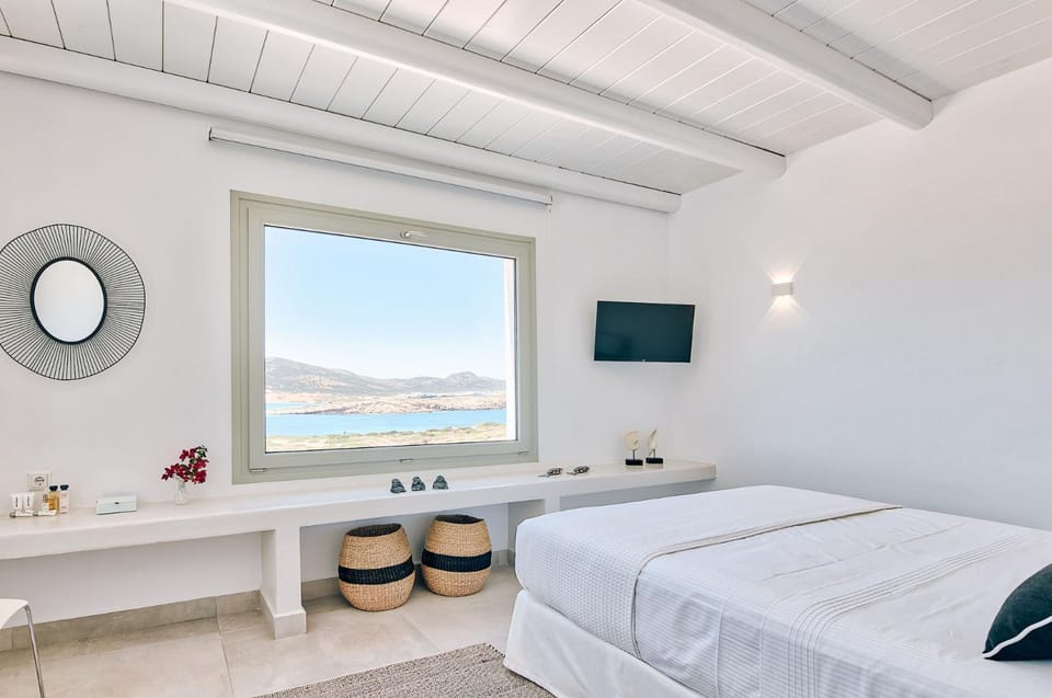 Bed, Natural landscape, TV and multimedia, Photo of the whole room, Bedroom