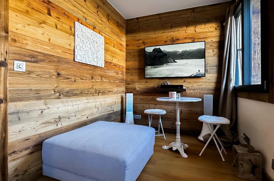 Bed, TV and multimedia, Photo of the whole room, Bedroom, hair dresser
