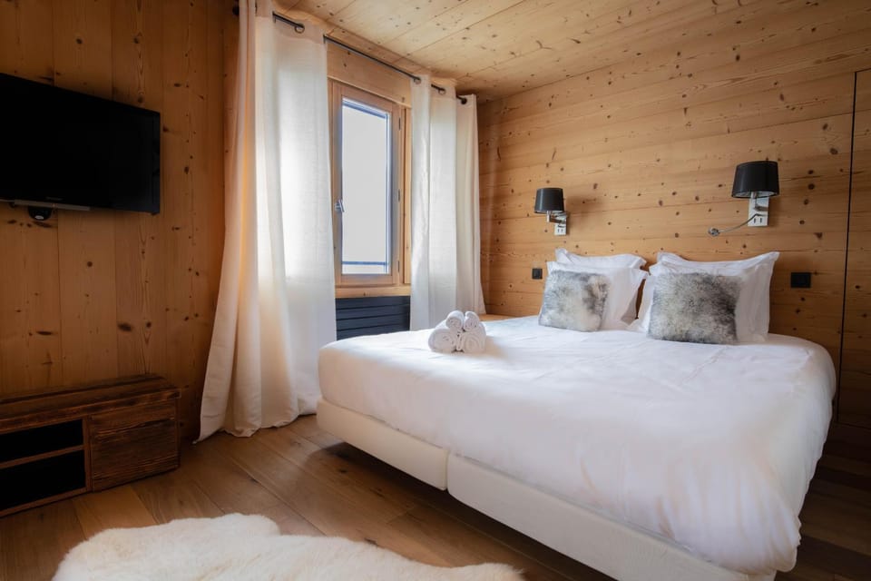 Bed, TV and multimedia, Photo of the whole room, Bedroom, towels