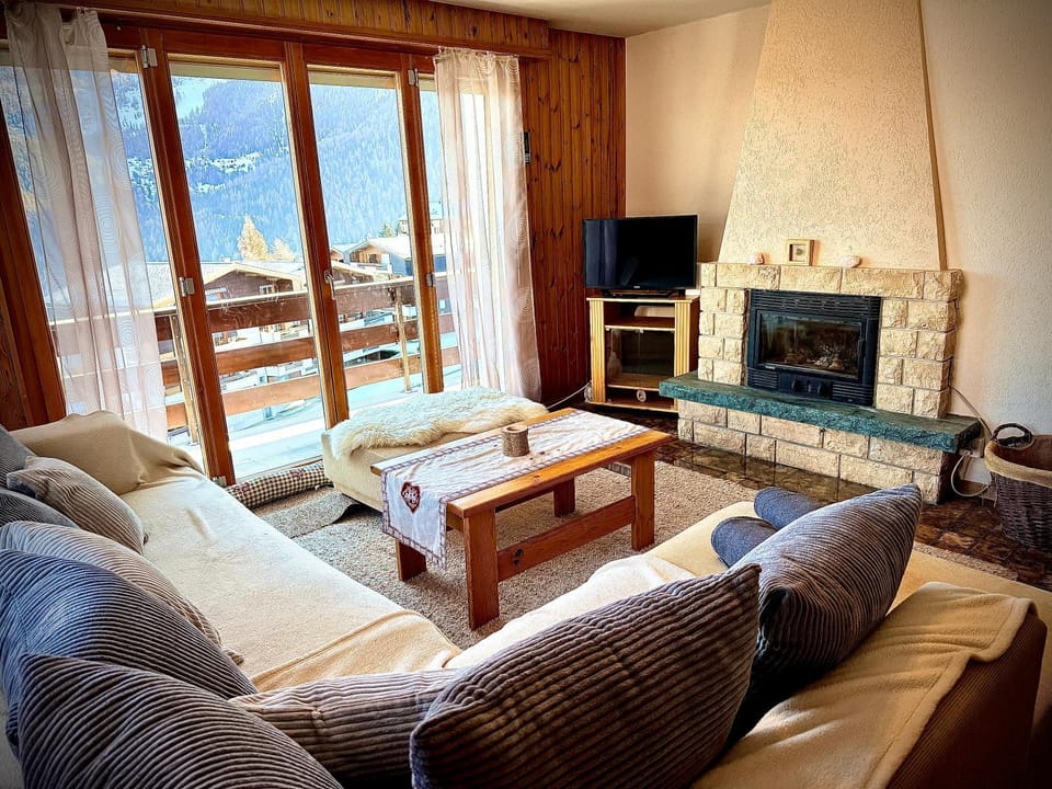 View (from property/room), Balcony/Terrace, Living room, fireplace