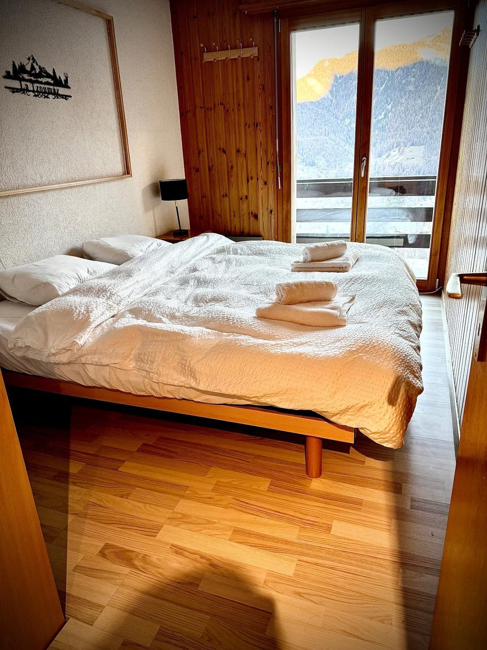 Bed, Bedroom, towels