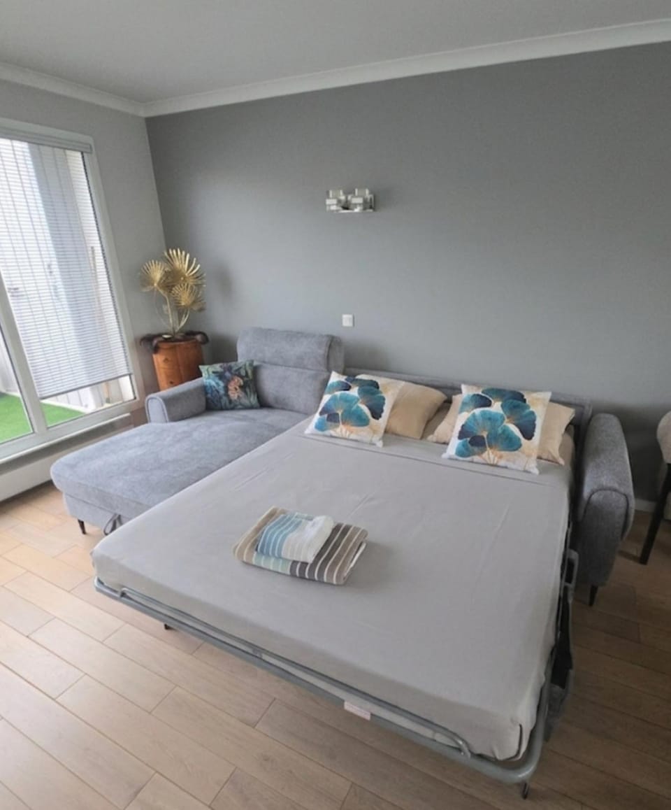 Bed, Seating area