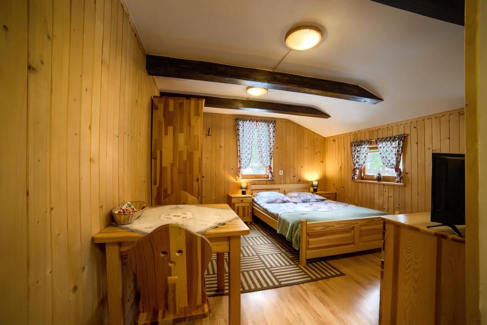 Bed, TV and multimedia, Photo of the whole room, Bedroom, towels