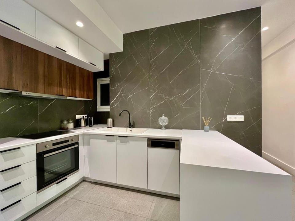 Elegant Two Bedroom Apartment a few steps from Plaka Apartment in Athens