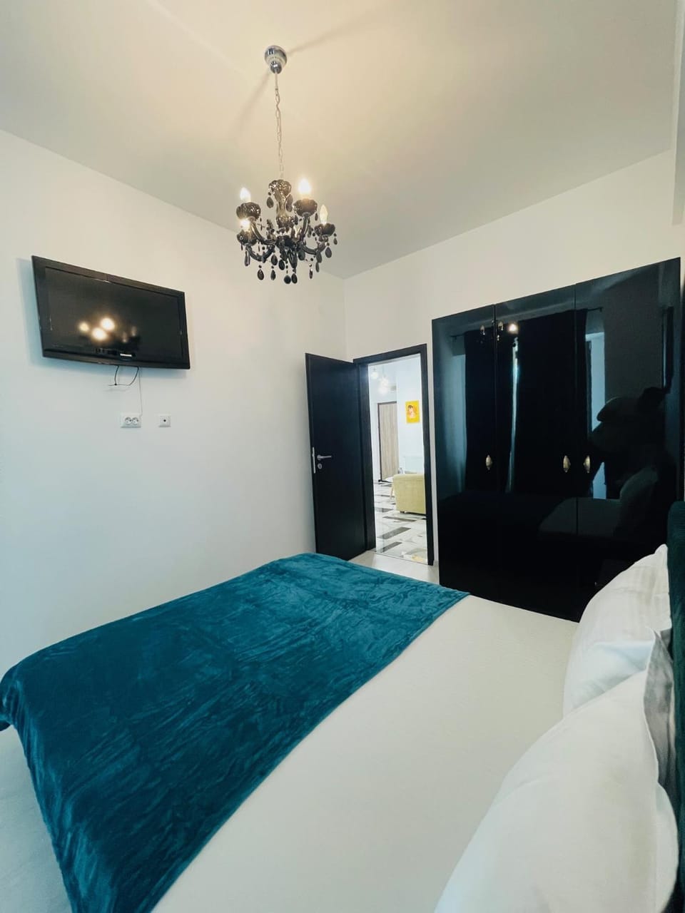 Bed, TV and multimedia, Photo of the whole room, Bedroom