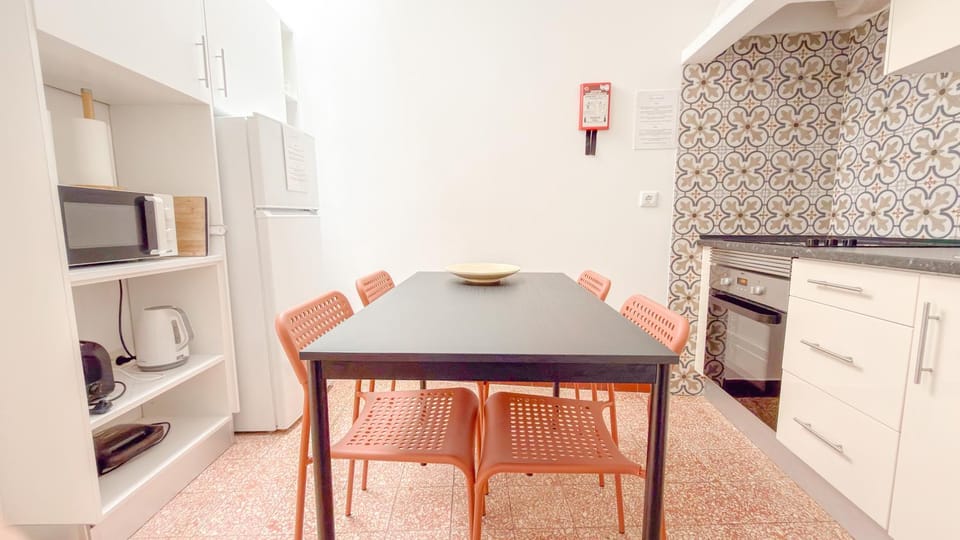Kitchen or kitchenette, Dining area, minibar, oven, stove