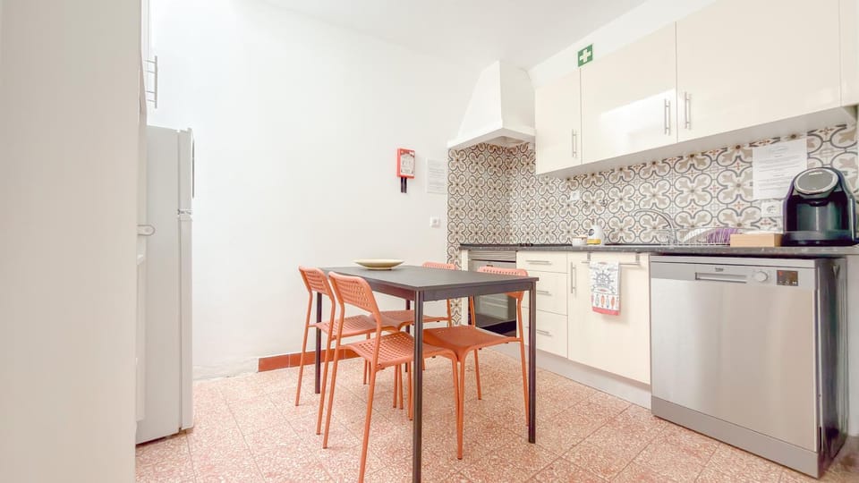 Kitchen or kitchenette, Dining area, dishwasher, minibar, oven, stove