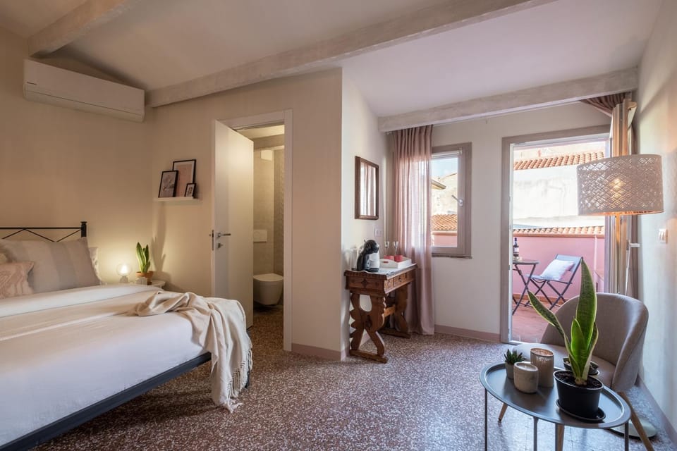 Coffee/tea facilities, Balcony/Terrace, Photo of the whole room, Bedroom, air conditioner