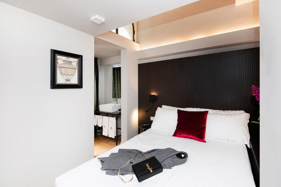 Bed, Photo of the whole room, Decorative detail, Bedroom