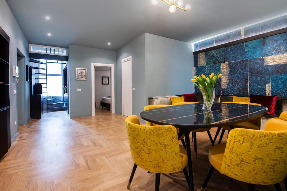 Living room, Photo of the whole room, Decorative detail, Seating area, Dining area