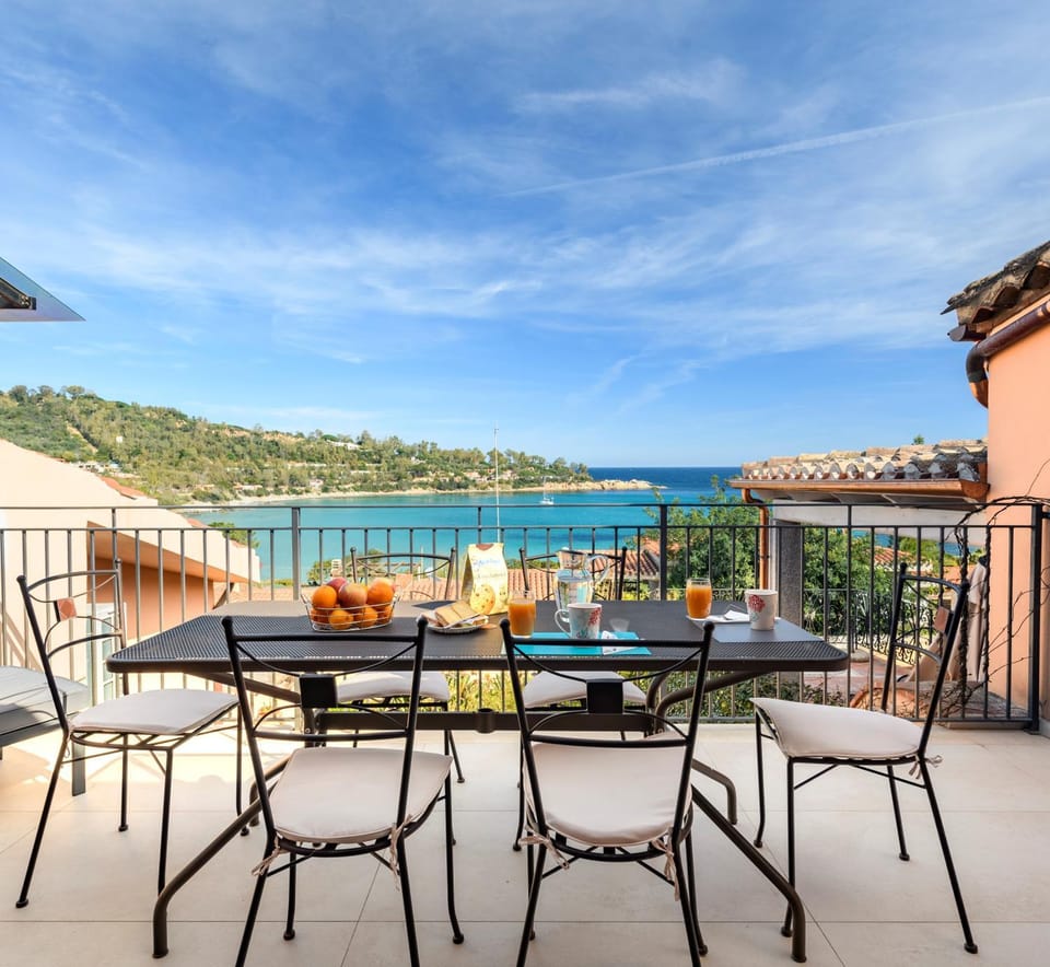 Natural landscape, Balcony/Terrace, Seating area, Sea view