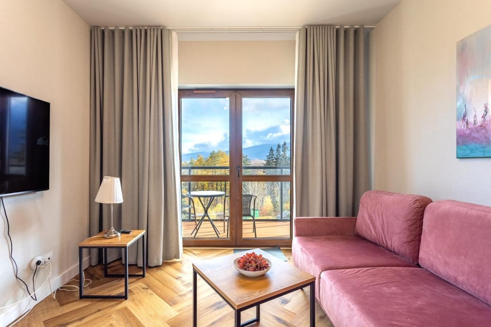 Natural landscape, TV and multimedia, Living room, Seating area, Evening entertainment, Mountain view
