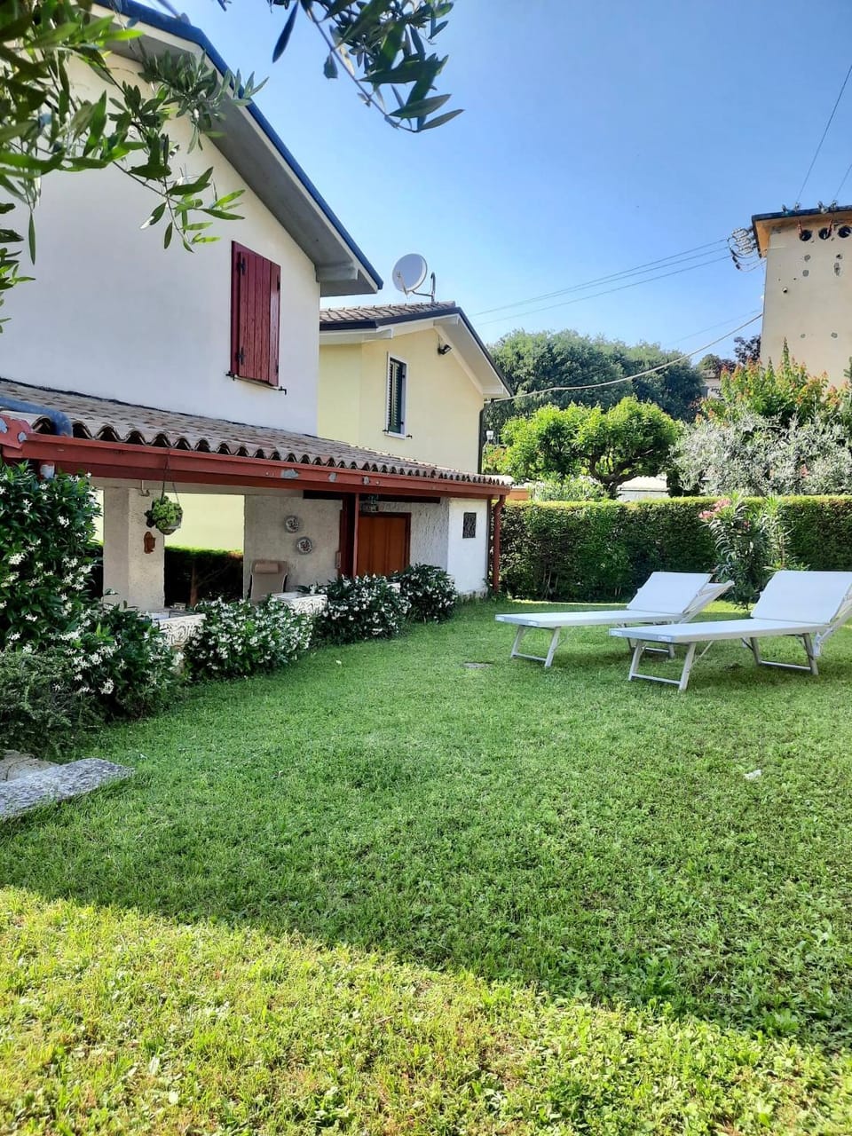 Property building, Natural landscape, Garden, Garden view, sunbed