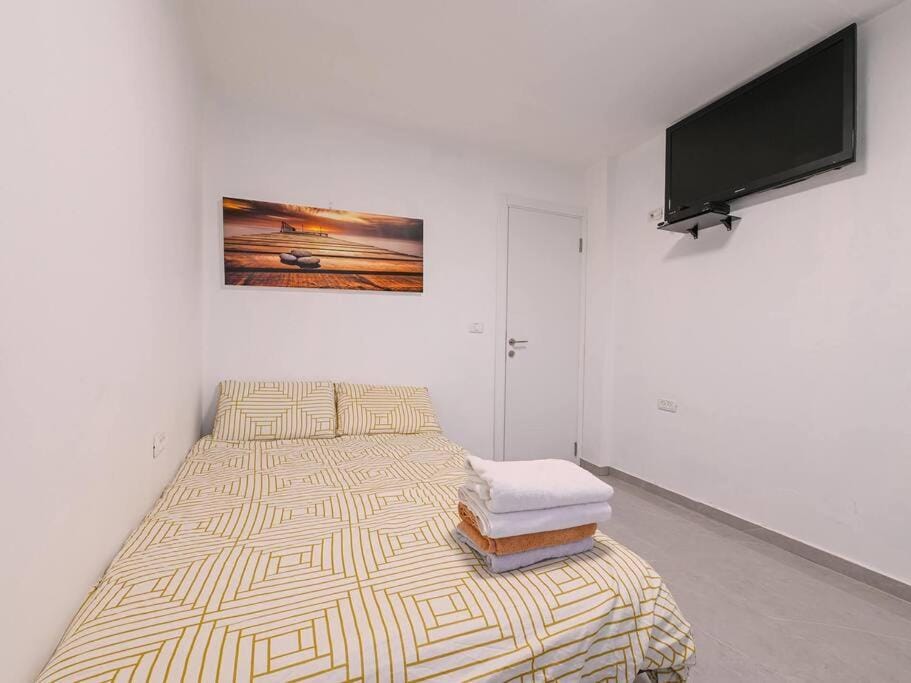 Bed, TV and multimedia, Bedroom, towels