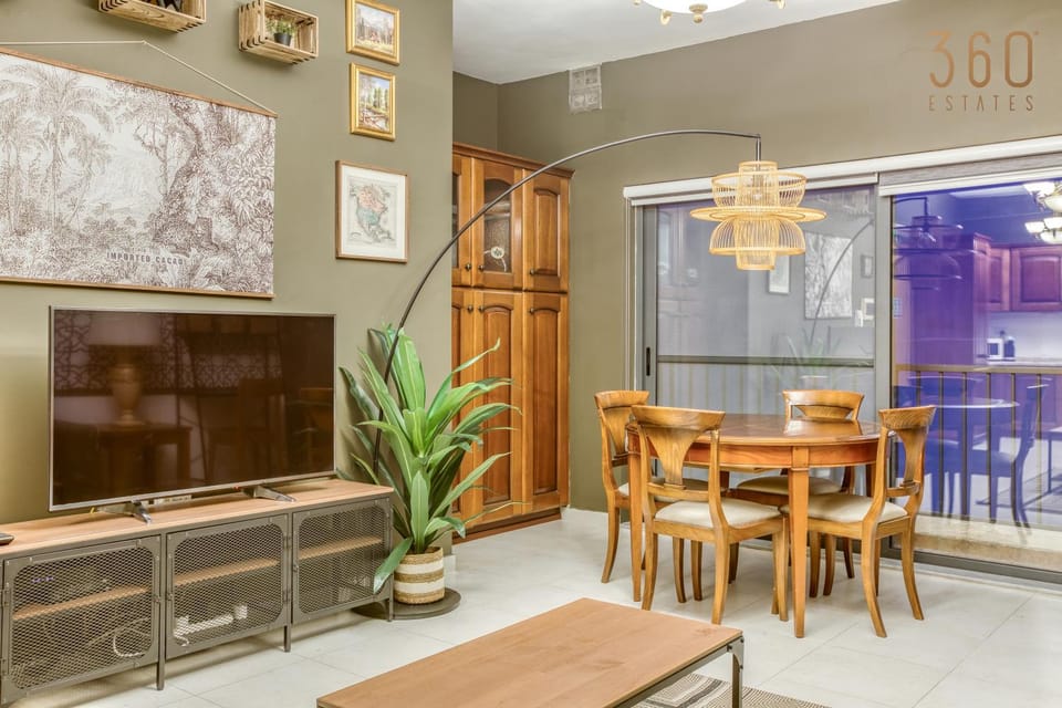 Communal lounge/ TV room, TV and multimedia, Living room, Seating area, Dining area, Evening entertainment