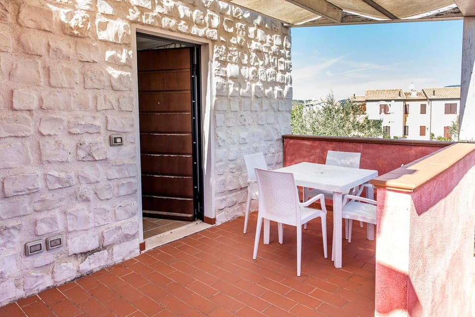 M348 - Marcelli, comodo trilocale nuovo con piscina e balcone Apartment in Marche