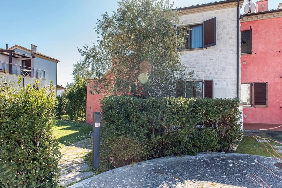 M348 - Marcelli, comodo trilocale nuovo con piscina e balcone Apartment in Marche