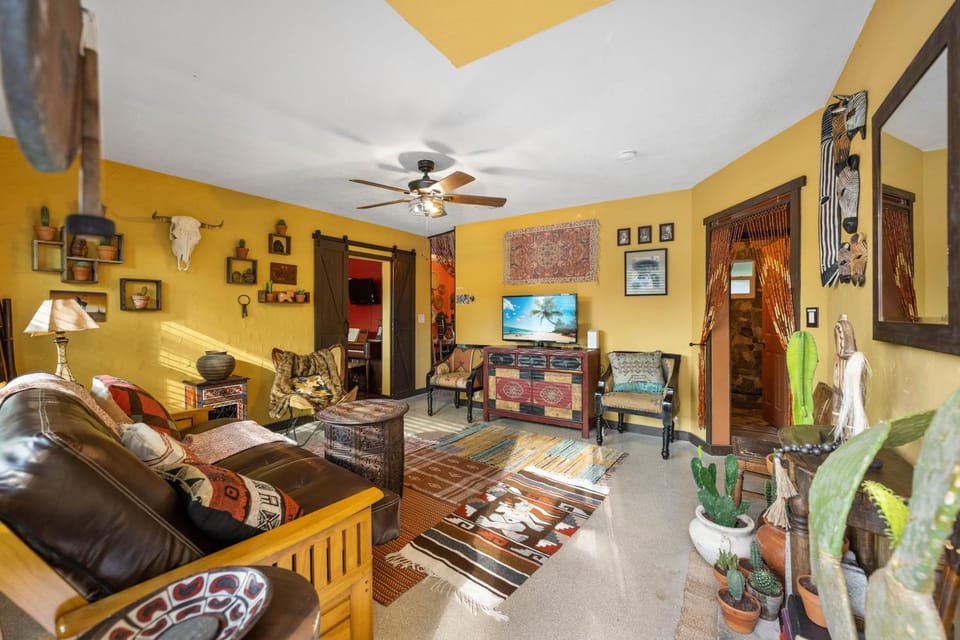 Communal lounge/ TV room, TV and multimedia, Living room, Seating area, Evening entertainment, fireplace