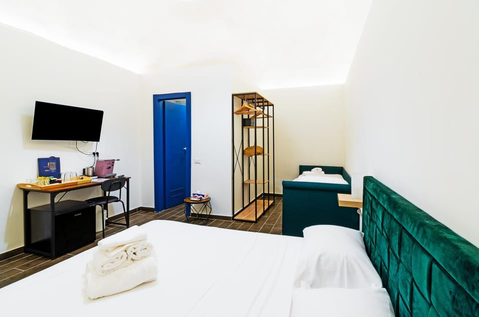 Bed, TV and multimedia, Photo of the whole room, Bedroom, towels