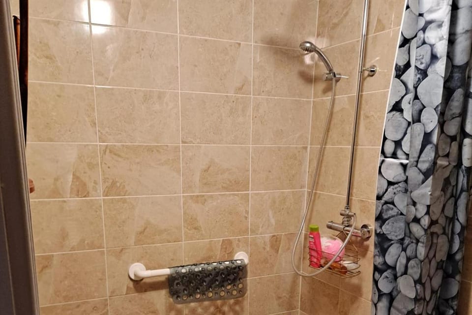 2-Bed Apartment Sleeps 6 with Parking Apartment in Ireland