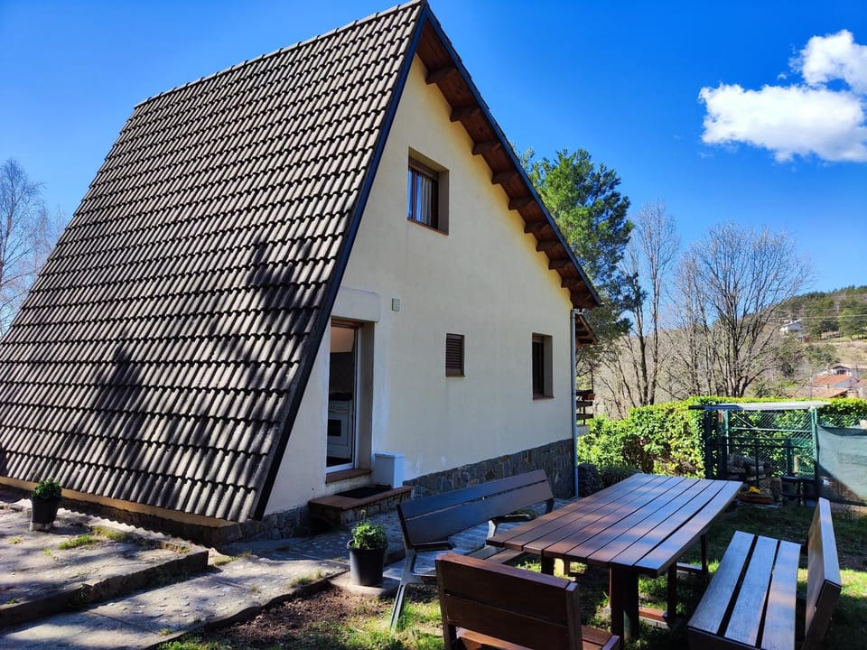Property building, Patio, Spring, Natural landscape, Dining area, Garden view