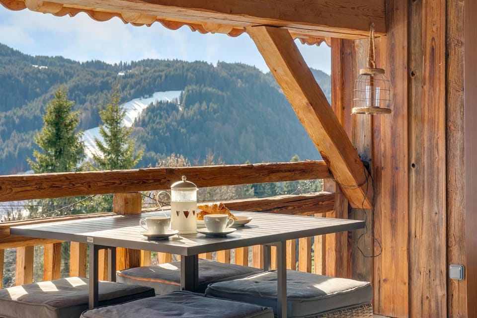 Chalet Abeille 12 Guests • Hot Tub • Free Ski Bus Chalet in Les Gets