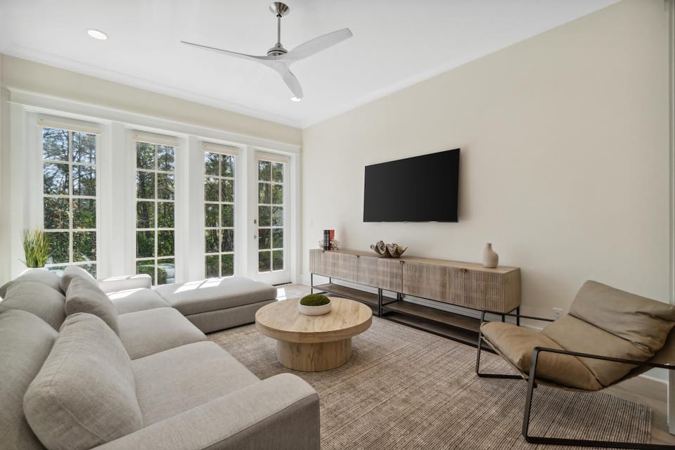 TV and multimedia, View (from property/room), Balcony/Terrace, Living room, Decorative detail, Seating area, fireplace, locker, air conditioner