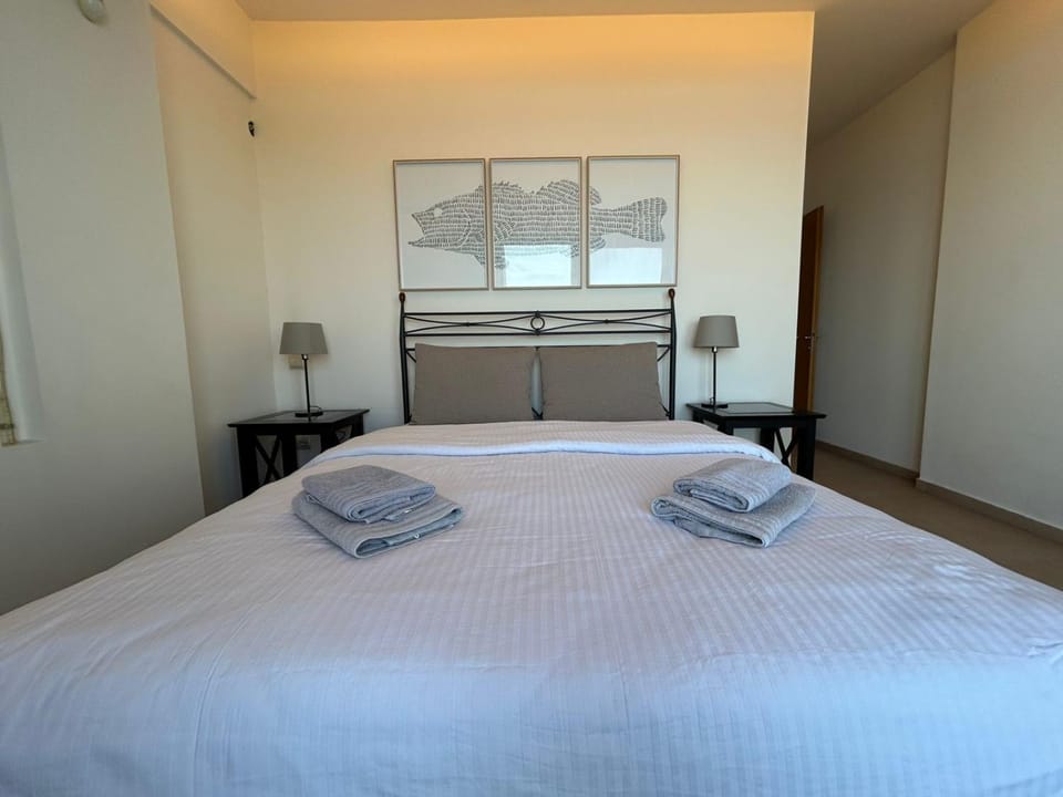 Bed, towels