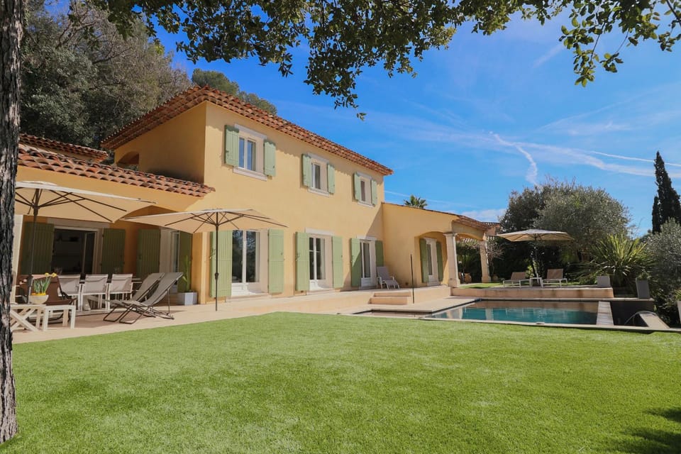 Property building, Facade/entrance, Off site